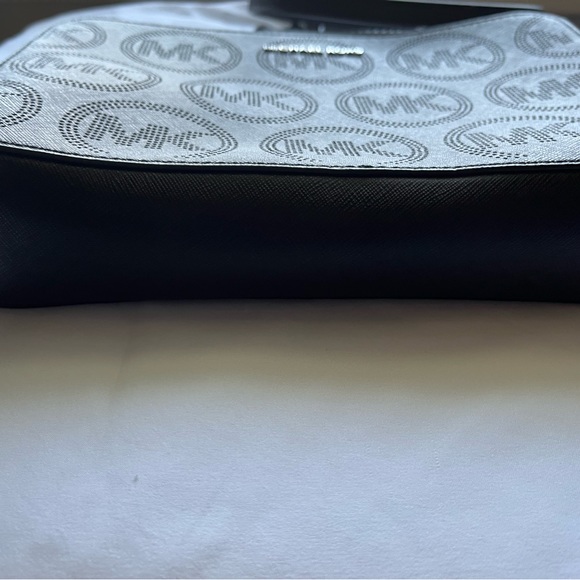 Michael Kors handbag - Picture 2 of 3